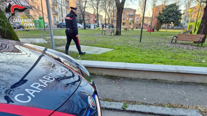 Parma: vede i carabinieri e si nasconde dietro le auto in sosta, dalla perquisizione spunta una &ldquo;panetta&rdquo; di hashish nascosta nei pantaloni. Arrestato 20enne italiano 
