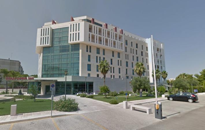 Bombe carta esplose nella notte sotto l'hotel del Parma a Lecce: sono intervenuti gli artificieri, la Digos indaga