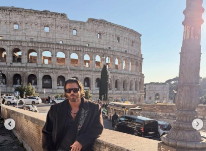 Can Yaman davanti al Colosseo: 'Fake news su di me, cara stampa italiana non seguite la stampa turca'