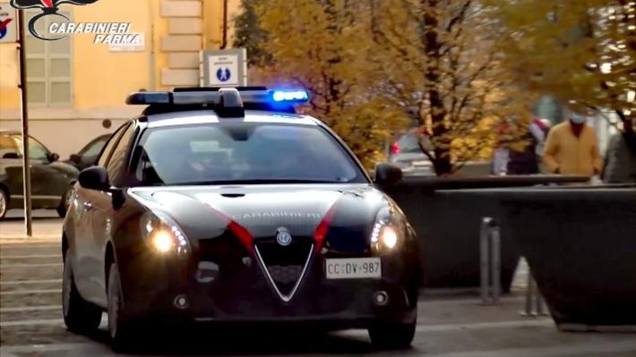 Parma: indossa i jeans rubati e tenta di uscire dal negozio fingendo una telefonata. Denunciata per furto 43enne straniera. 