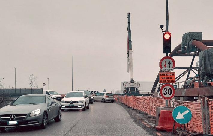 Manovre spericolate e pericolose sul ponte Bailey