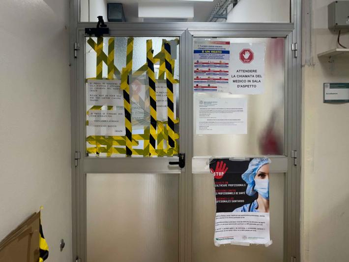 Ospedale Maggiore, paura i Guardia medica: pretende un farmaco, ma non glielo prescrivono. Si scaglia contro una porta a vetri e la manda in frantumi: denunciato