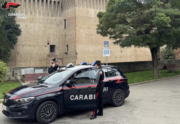 Il ladro in camera da letto la minaccia con un coltello: terrore in casa per una 37enne di Montechiarugolo, denunciato uno straniero 