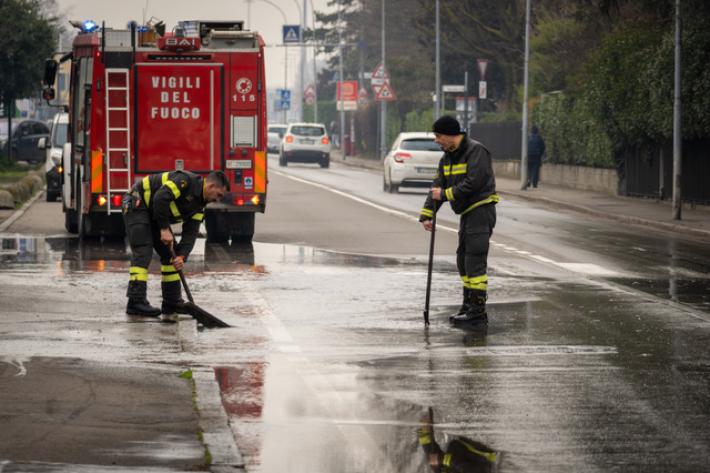 Via Traversetolo: si rompe un tubo, allagamento in strada. Intervengono i vigili del fuoco