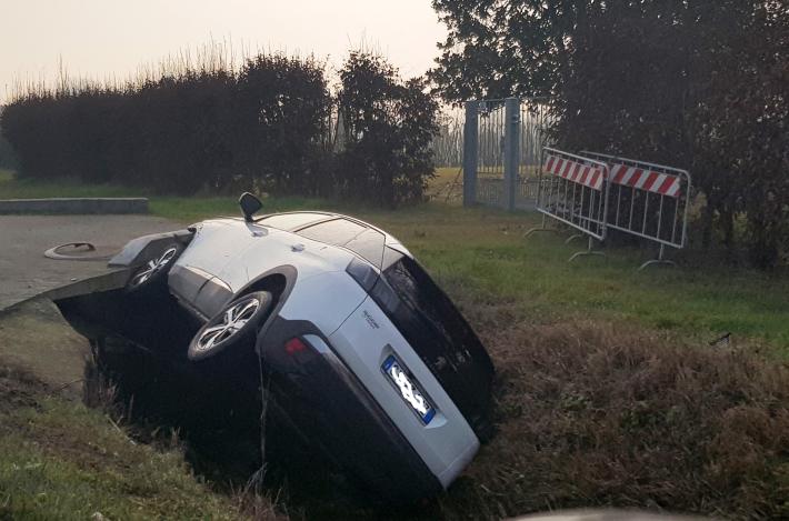 Ronco Campo Canneto, auto finisce fuori strada: conducente soccorso dal 118