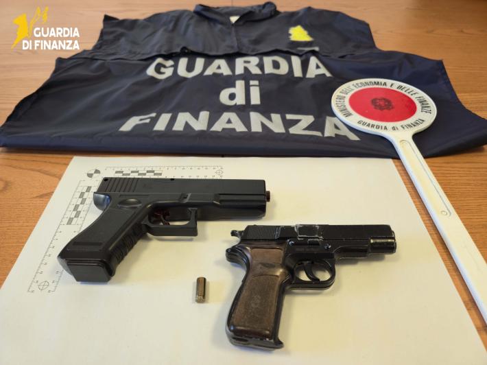 Ruba il cellulare di una ragazza in un locale, poi la minaccia con una pistola: denunciato 37enne parmigiano 