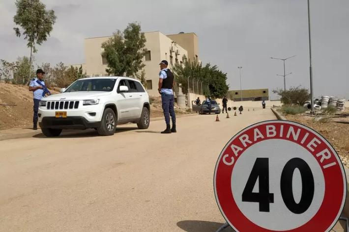 Due carabinieri fatti inginocchiare e minacciati da un colono. Tajani convoca l'ambasciatore israeliano