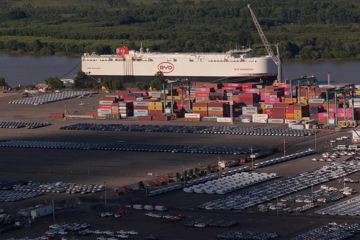 La Cina sulla riva del fiume  aspetta l'Europa in agonia