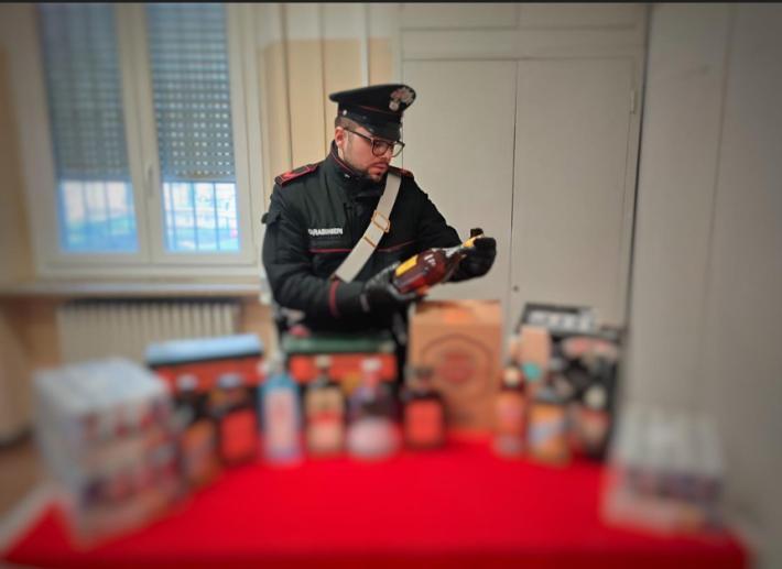 Manovre azzardate di notte in via San Leonardo: 28enne fermato su un'auto rubata con 70 bottiglie di superalcolici