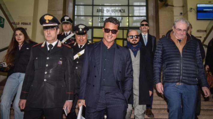 Giudice accoglie il ricorso di Signorini, Corona non pu&ograve; pubblicare la puntata