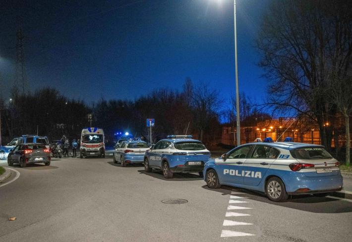 Sparatoria a Milano, ventenne armato ucciso da agenti in borghese. Piantedosi: "No a presunzione di colpevolezza". Salvini: "Sono dalla parte del poliziotto