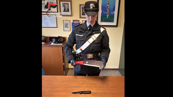 Ventenne aggredisce i carabinieri e crea il caos in caserma a Borgotaro. Con s&egrave; aveva una roncola e un coltello: arrestato