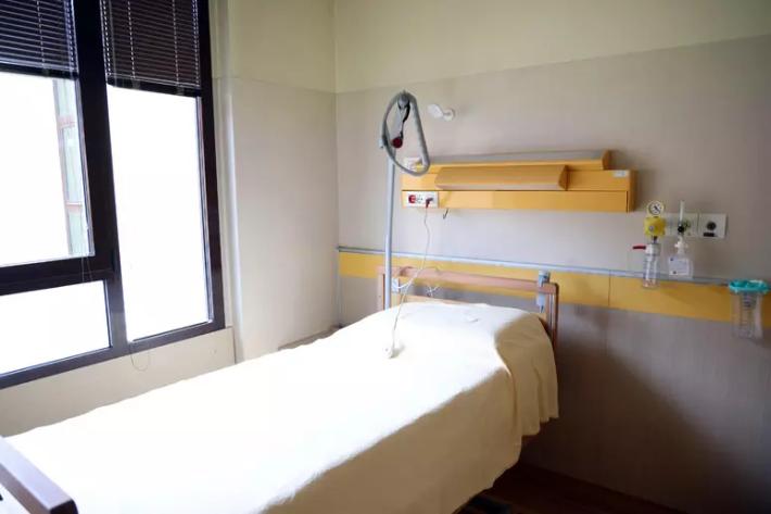 Stacca apparecchi che tengono in vita la madre, arrestato