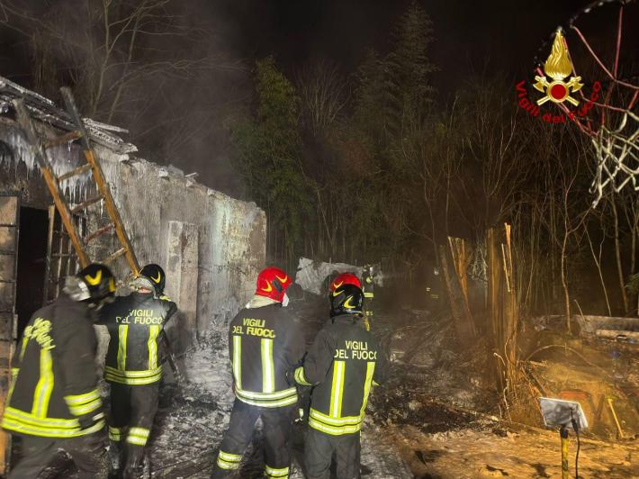 Incendio nella notte, diverse squadre dei vigili del fuoco in via Po 
