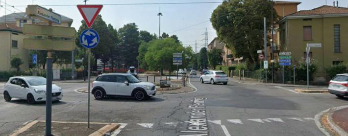 Incidente nella rotatoria, code tra via Volturno e via Fleming 