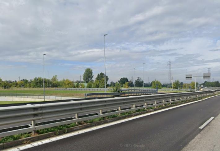 Nella notte, auto contro un muro in tangenziale ovest: un ferito