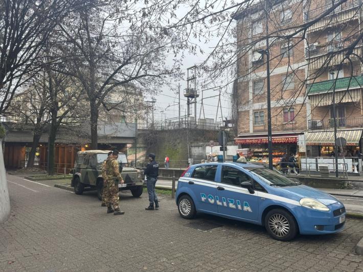 Poliziotti e militari salvano un 30enne che nella notte voleva gettarsi dal ponte Verdi