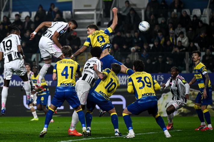 Parma-Juventus, 0-1 al 30'.  Crociati ora in avanti.  I bianconeri menano: tre ammoniti 