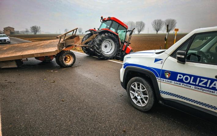 Trattore e rimorchio di traverso sulla Soragna-Carzeto