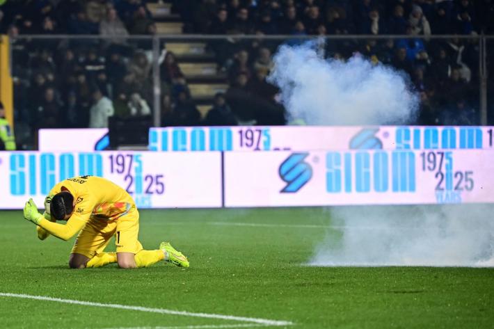 In condizioni critiche il tifoso ferito dopo il lancio del petardo a Cremona