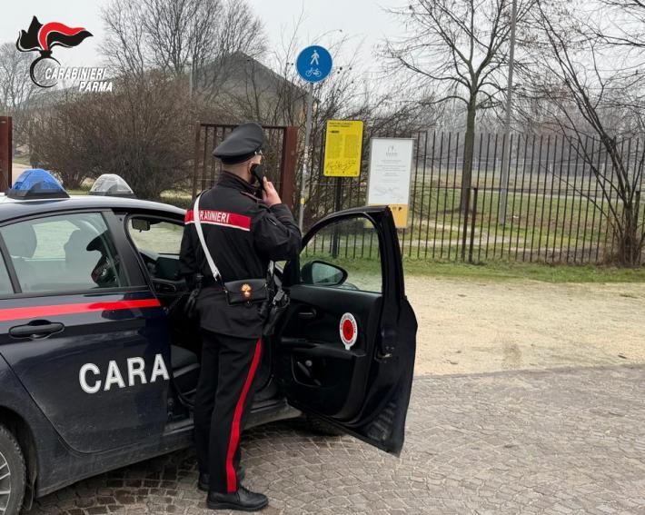 Tenta di rapinare un giovane al parco ma deve fuggire a mani vuote: denunciato un 20enne straniero 