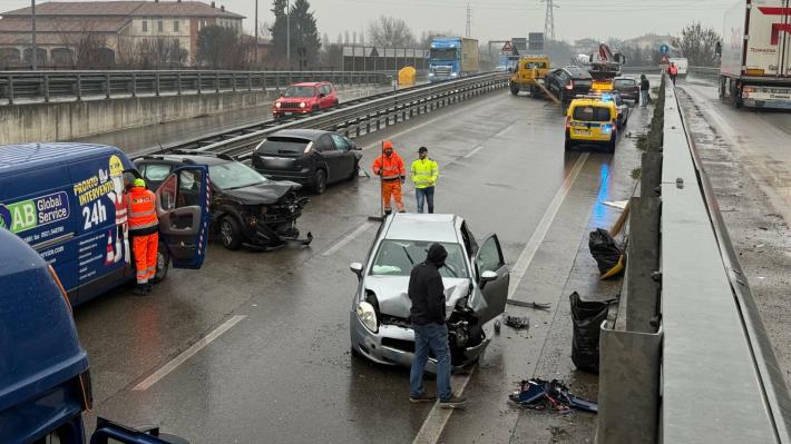Tangenziale, incidente nel sottopasso all'altezza di via Emilia Ovest. A1, code in uscita a Parma