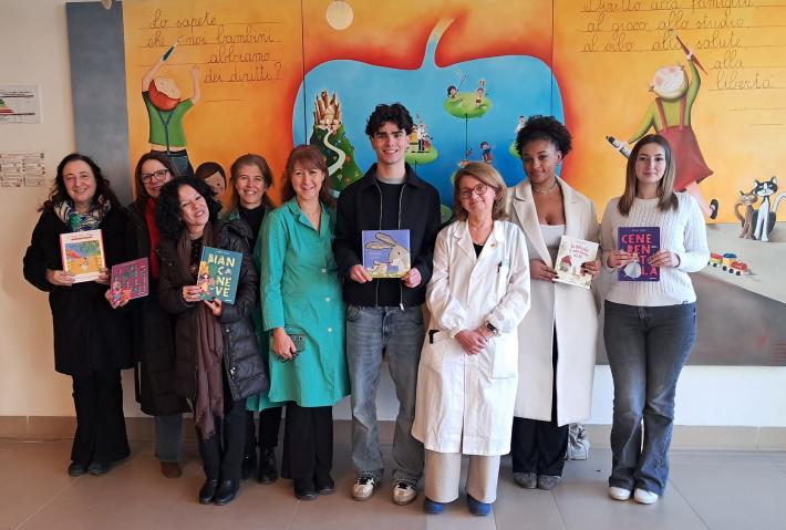 Il cuore grande dei giovani: gli studenti della Scuola per l&rsquo;Europa  donano libri ai piccoli pazienti dell&rsquo;Ospedale dei Bambini