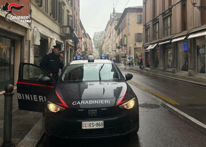 Sorpreso a spacciare hashish in un bar del centro: pusher arrestato e allontanato dalla zona rossa