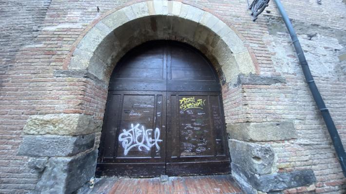 Imbrattato il portone del Vescovado