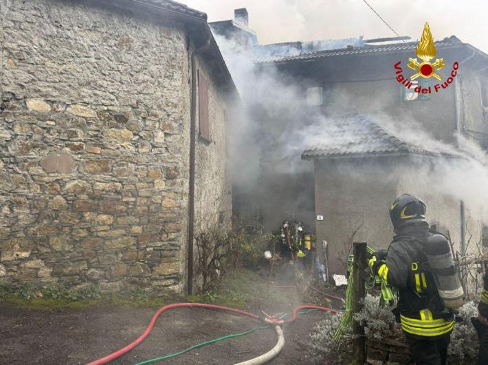 Corniglio, casa in fiamme: anziana finisce in Rianimazione