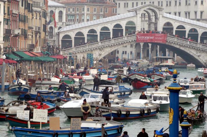 Barca in avaria urta un altro mezzo e 2 gondole sul Canal Grande a Venezia, 8 persone in acqua