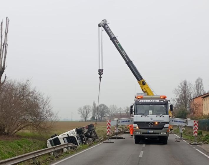 Incidente a Calerno, c'&egrave; un camion ribaltato: via Emilia chiusa 