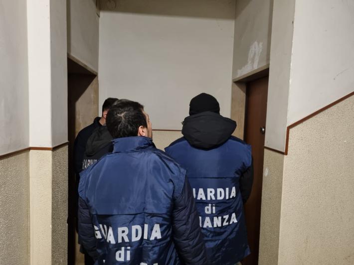 Schiavi del cucito: 12 ore di lavoro tutti i giorni, immersi nella muffa  e sottopagati. Sequestri per 800mila euro e due denunce