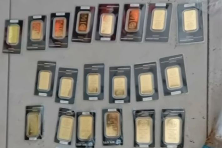 Getta per errore 20 lingotti d'oro nei rifiuti, recuperati dai carabinieri