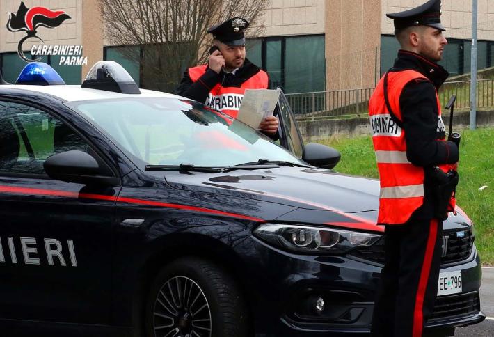 Ruba alcolici e minaccia la commessa di un supermercato per fuggire. Denunciato per rapina 43enne straniero