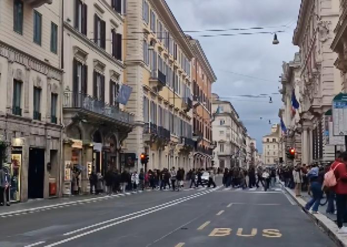Valigia sospetta in via del Corso, transennata l'area