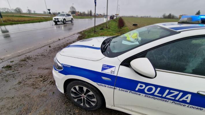 Ragazzola, auto di grossa cilindrata finisce fuori strada