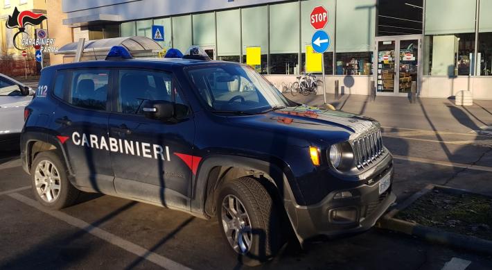 Collecchio, ruba 17 bottiglie di alcolici dal supermercato e fugge dall'uscita di emergenza: denunciato 