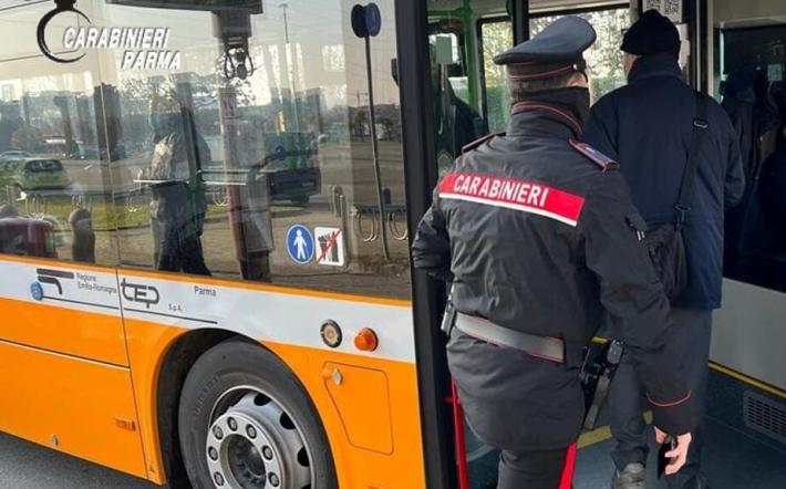Caos in via Emilia Ovest, giovane senza biglietto blocca il bus e chiama il 112 per farsi "liberare": denunciato 