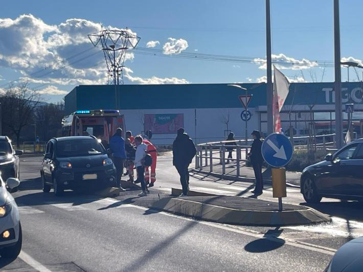 Auto sull'aiuola spartitraffico: un ferito