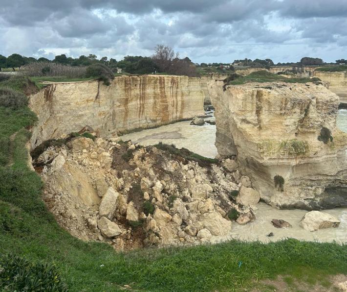 Maltempo, si sbriciola in mare l'arco dell'amore Melendugno
