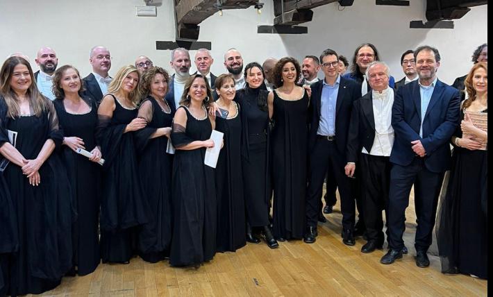 Arisa fa le prove con coro del Teatro Regio: il sindaco Michele Guerra posta la foto 