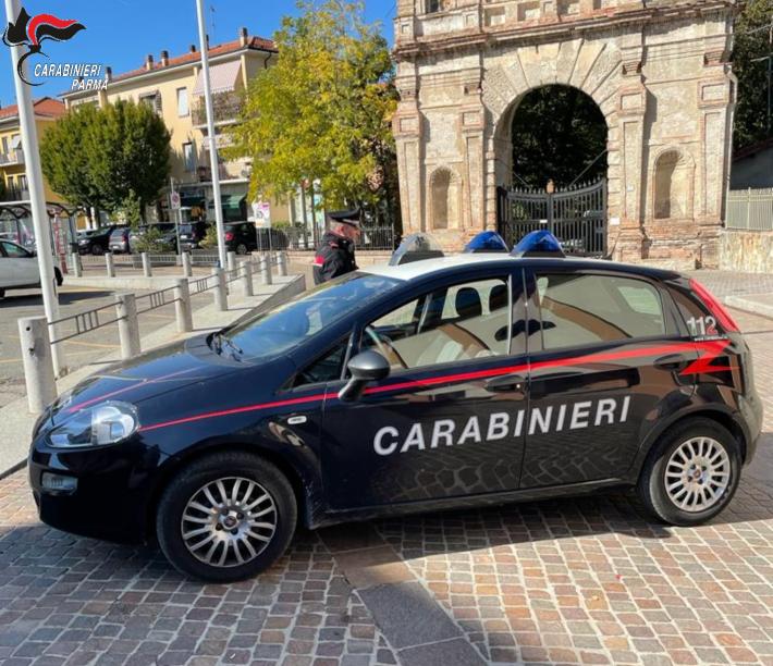 Collecchio: dal controllo dell&rsquo;auto in una zona isolata spunta dell&rsquo;hashish e un coltello camuffato da moschettone. Nei guai un 27enne italiano