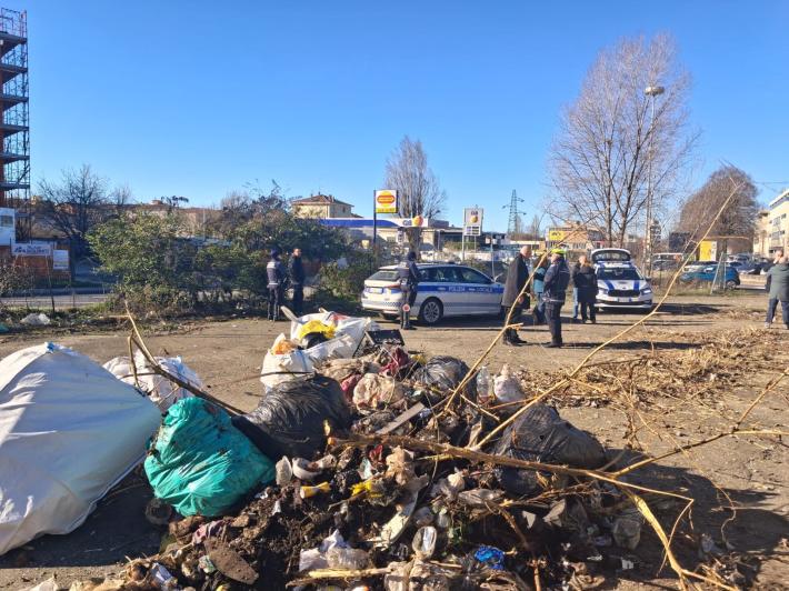 Senza tetto alloggiavano in una discarica abusiva: l'area &egrave; stata bonificata