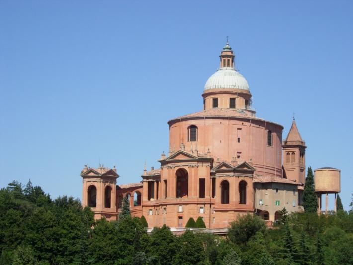 Tentato furto nella notte a Bologna: rotto il vetro della Madonna di San Luca 