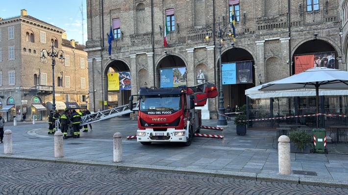 Paura in piazza Garibaldi. Ma &egrave; un'esercitazione dei vigili del fuoco