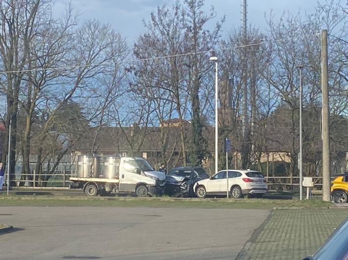 Paura a Collecchio, scontro tra un'auto e un camioncino, coinvolta una seconda vettura: carburante sull'asfalto