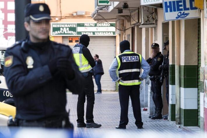 Armato di machete uccide il figlio di 10 anni, ferita la madre: freddato dalla polizia 