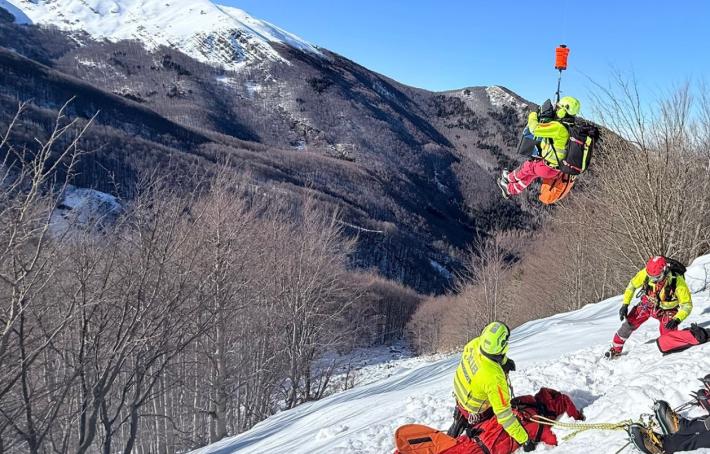 Scivola su  un pendio ghiacciato per 150 metri: trasportato con l'elisoccorso al Maggiore