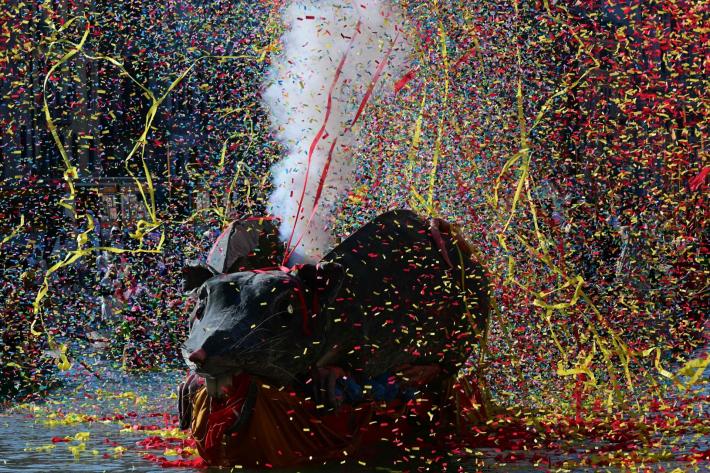 Madre si ubriaca al carnevale e lascia le bimbe chiuse in auto, denunciata